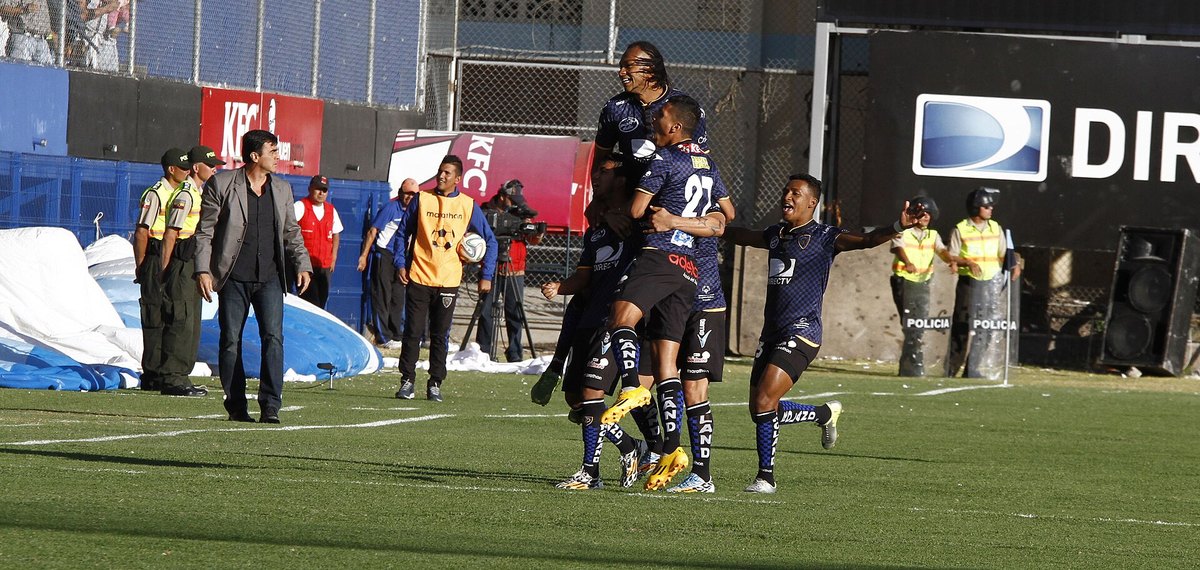 Jugadores de Independiente del Valle, campeón de la Copa Sudamericana, celebran un gol en la cancha
