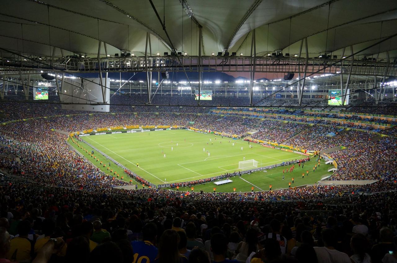 El estadio Maracaná de Río de Janeiro, lleno y de noche, durante un partido de fútbol brasileño