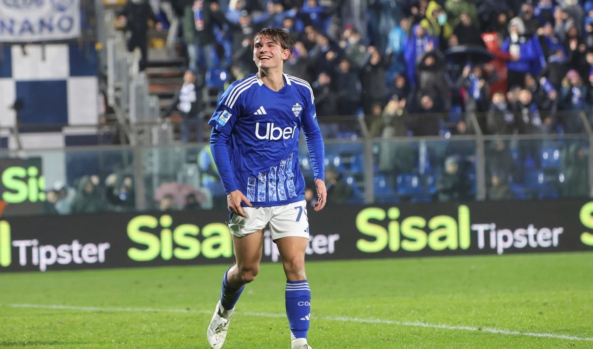 Cartel de Sisal Tipster en el borde del campo durante un partido de la Serie A