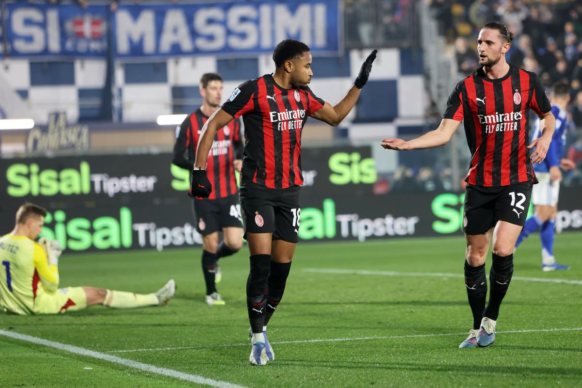 Jugadores del Milan celebrando con el cartel de Sisal Tipster de fondo
