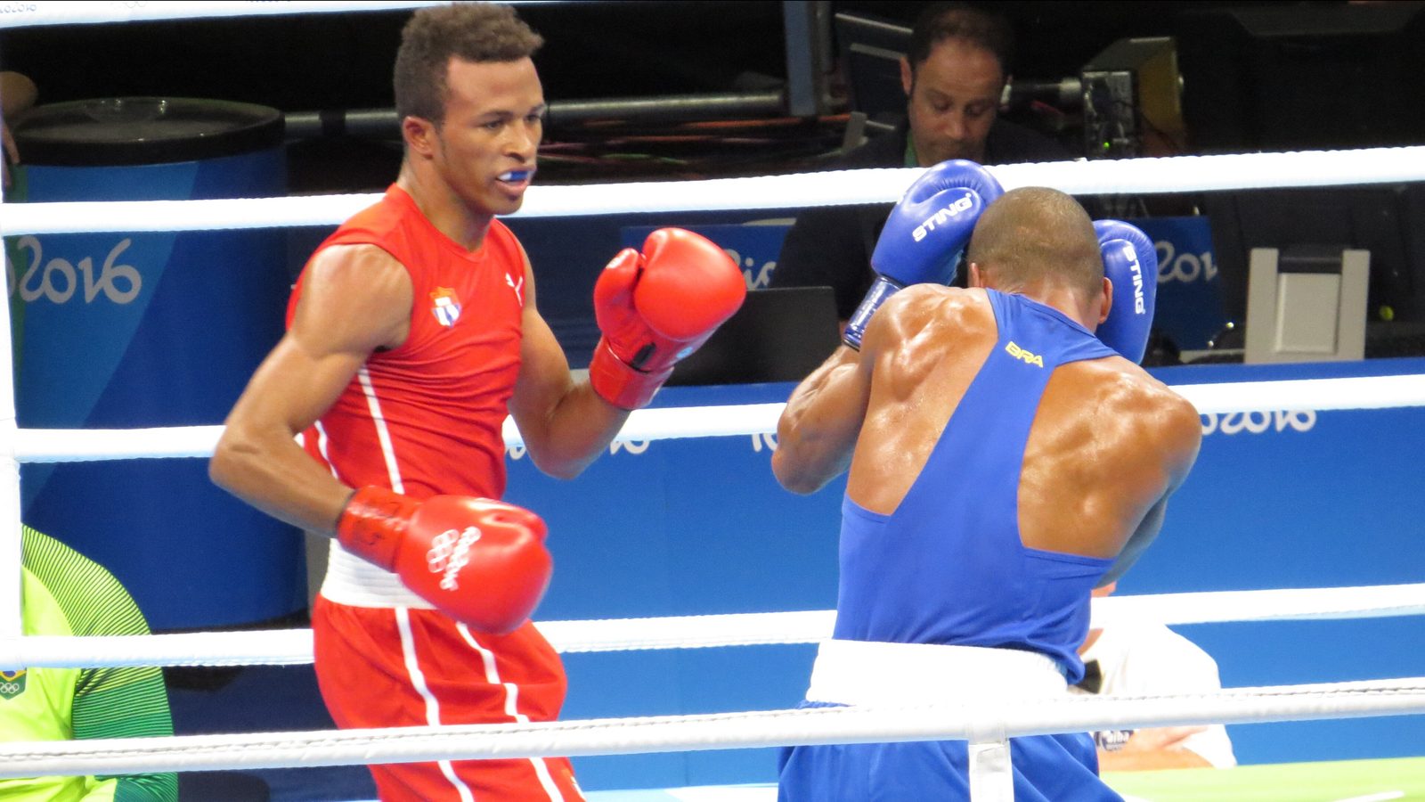 Combate de boxeo visto desde el costado del ring