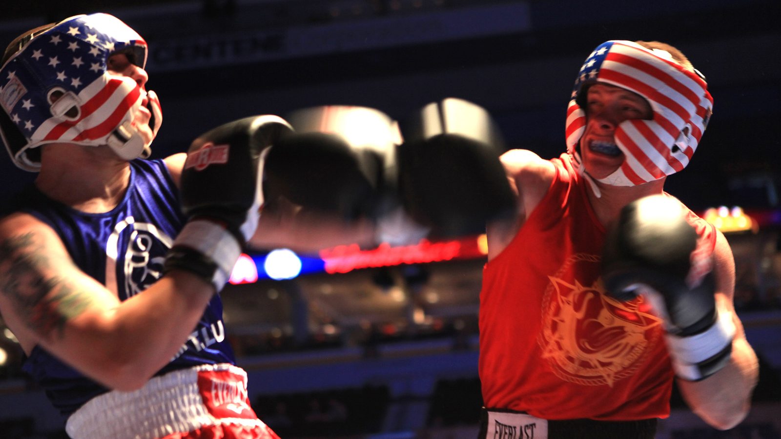 Dos boxeadores intercambiando golpes durante un combate de boxeo