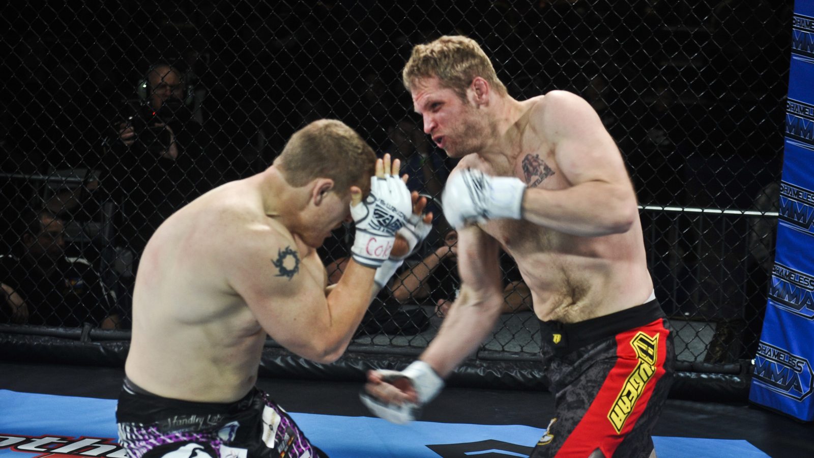 Combate de MMA dentro de una jaula octogonal