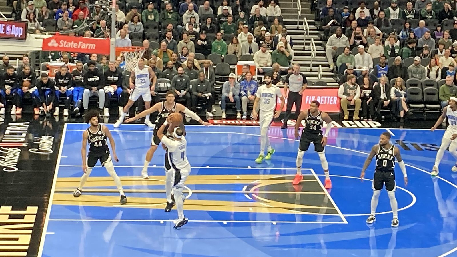 Giocatori della NBA in un'azione durante una partita notturna