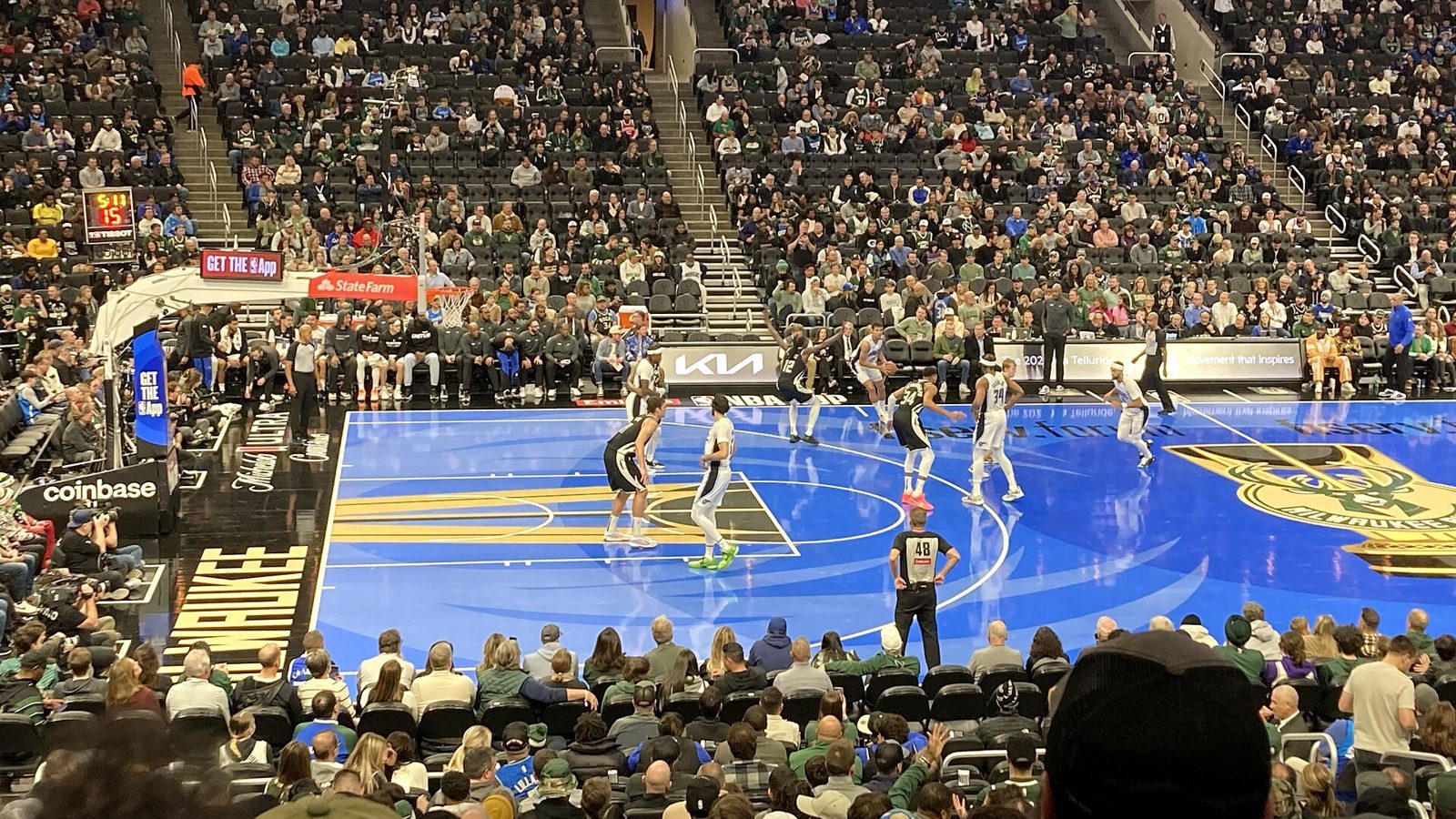 Giocatori della NBA in una partita notturna durante una stagione con calendario molto fitto
